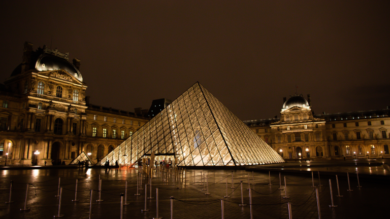 When Does The Louvre Light Up?